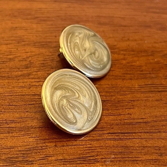 80s Vintage Button Earrings Gold Tone Taupe Swirl Circle Studs - Picture 2 of 4